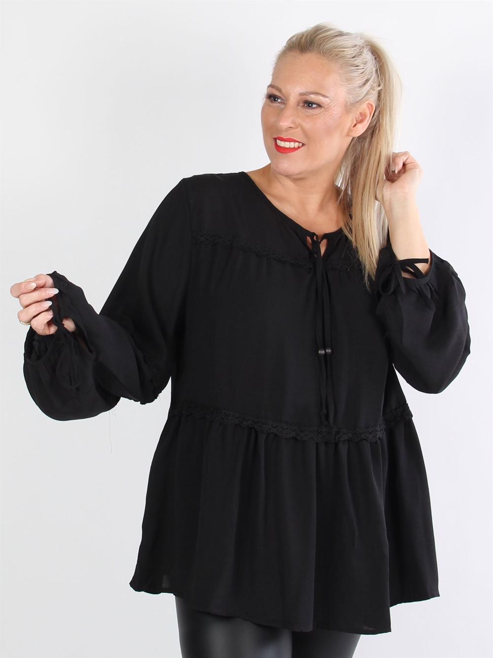 Lilja - Svart tunika med band i halsen och på ärmarna